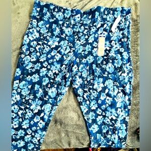 NWT~Terra & Sky Blue Shades of Florals Capri Length Leggings